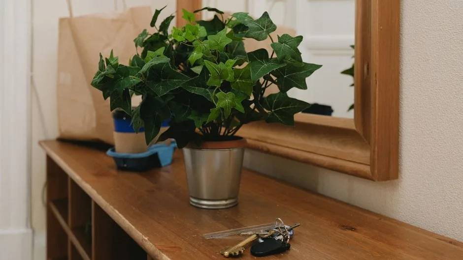 Clés de maison posées sur une table d’entrée
